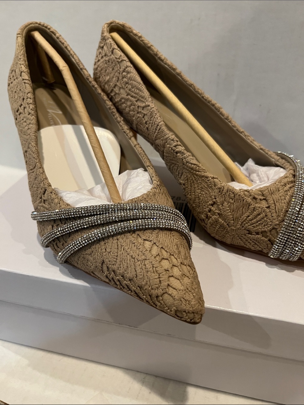 Lace Pump With Rhinestone Rope. - Picture 5 of 12
